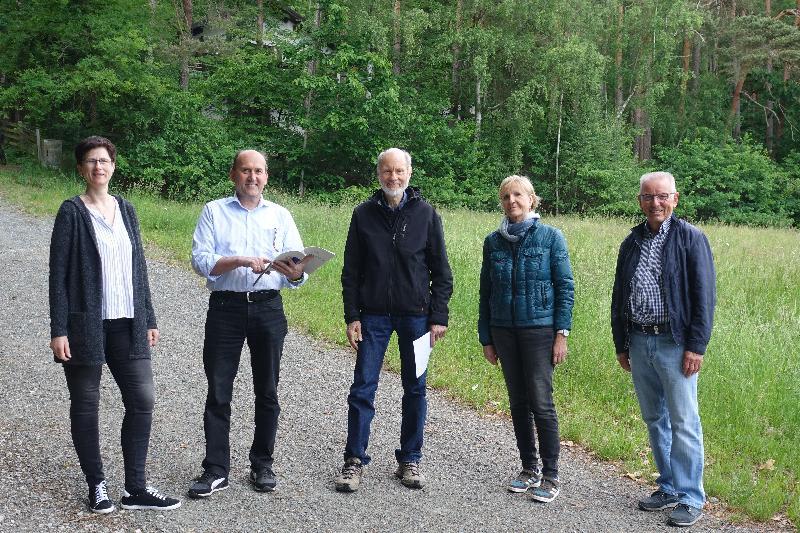 Die SPD-Stadtratsfraktion freut sich über die Ankündigung einer Spende von einer Million Euro von Ehrenbürger Klaus Conrad für einen Waldkinderkarten und sucht nach einem geeigneten Standort. Von links im Bild: Hildegard Gebhardt, Fraktionssprecher Josef Birner, SPD-Vorsitzender Günther Amann, Kindergartenleiterin Evelyn Högl, Rudi Wild. - Foto von Günther Amann