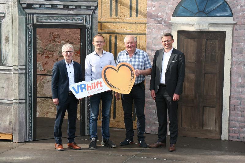 Eine 500-Euro-Spende übergaben die beiden Vorstände der Raiffeisenbank Hirschau Klaus Wild (l.) und Michael Hirmer (r.) an den Vorsitzenden des Festspielvereins Ludwig Koller (2.v.l.) und seinen Vorgänger, den Vereinsgründer Hans Drexler (2.v.r.). Die Finanzspritze soll mithelfen, die Kosten des bevorstehenden Festspiels abzudecken. - Foto von Werner Schulz