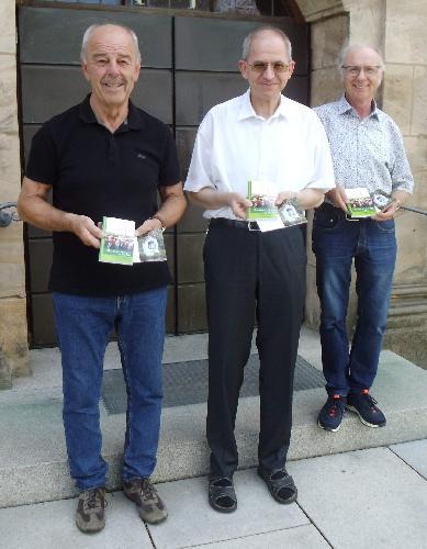 Am Sonntag, 26. Juni, übernimmt Wolfgang Weih (l.) zum 14. Mal die Aufgabe als Wallfahrtsführer der Hirschau-Ehenfelder Pilgergruppe zum Mariahilfberg. Zum 13. Mal erhalten die Wallfahrer als Erinnerungsgeschenk ein von Alfred Härtl (r.) gestaltetes und finanziertes Wallfahrtsbild. Stadtpfarrer Johann Hofmann (Mitte) bedankte sich bei beiden für ihr Engagement und gab bekannt, dass den Wallfahrern erstmals auch ein Gebet- und Liederbuch angeboten wird. Es ist zum Preis von zwei Euro im Pfarrbüro zu haben. - Foto von Werner Schulz