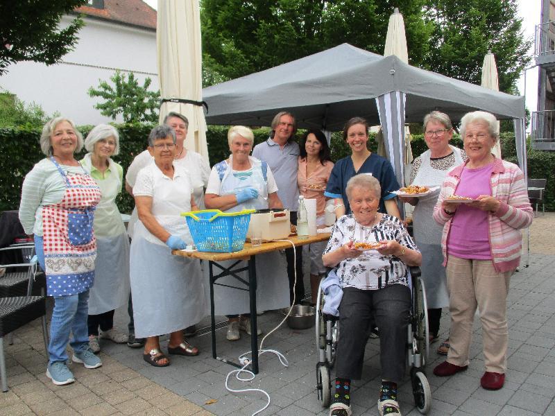 Zum 9. Mal wurde im Seniorenzentrum Evergreen ein Hollerfest gefeiert. Wie alle Jahre erwiesen sich die AsF-Frauen als perfekte Hollerköichlbäckerinnen. V. l.: Margit Kaa-Glaser, Ute Strobl, Marianne Hartmann, Ute Pirke, Betti Bergmann, Ulli Schlund, Stephanie Hellinger, Stephanie Lang, Bärbel Grützner, Ruth Paa und Lydia Jöns (im Rollstuhl). - Foto von Werner Schulz