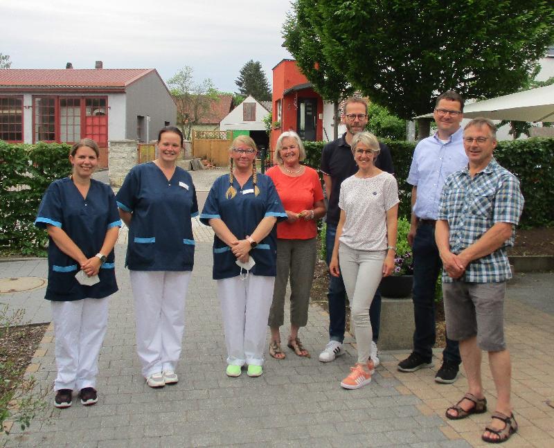 Mitglieder der Freien Wähler machten es zum 14. Mal möglich, dass im Seniorenzentrum ein Erdbeerfest gefeiert werden konnte. V. l.: PDL Kristina Schwendner, Sabrina Peugler, Marion Flierl (beide Betr.-Assistentinnen), Loni Wopperer, FW-Vors. Harald Kausler, Andrea Kausler, Peter Großmann und Stadtrat Georg Wendl.  - Foto von Werner Schulz