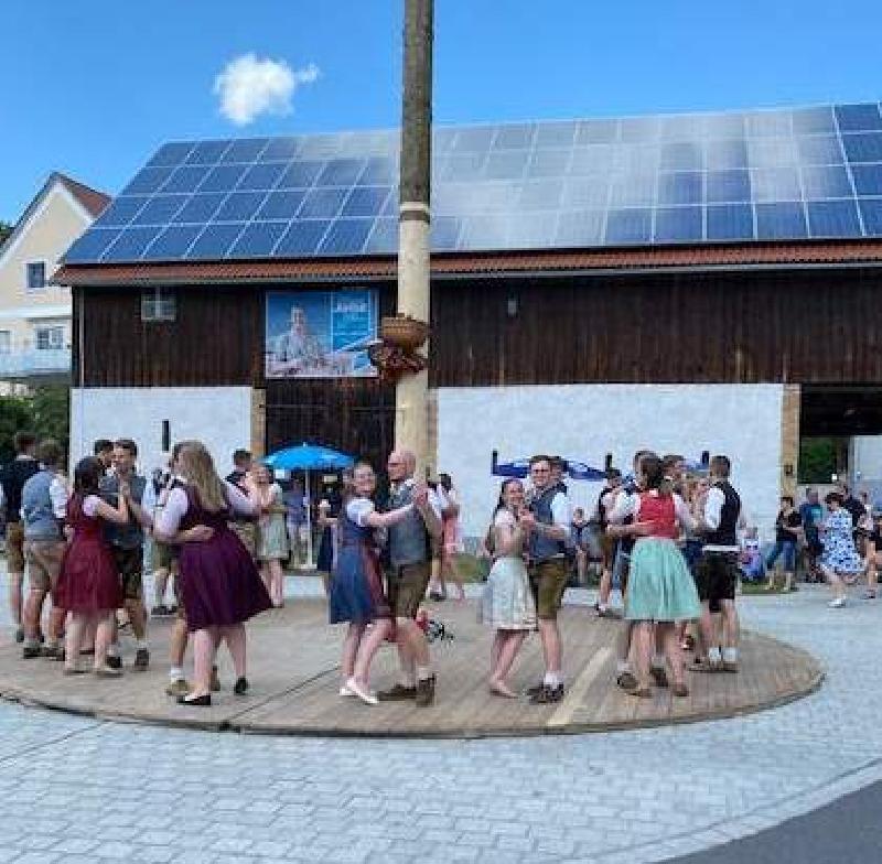 Traditioneller Höhepunkt des Sonntagnachmittags war das Austanzen des Kirwabaumes durch die 17 Kirwapaare. Sonja Ringer hatte die Tänze perfekt einstudiert. Dafür gab es viel Beifall von den Zuschauern, die den Dorfplatz säumten. - Foto von Werner Schulz