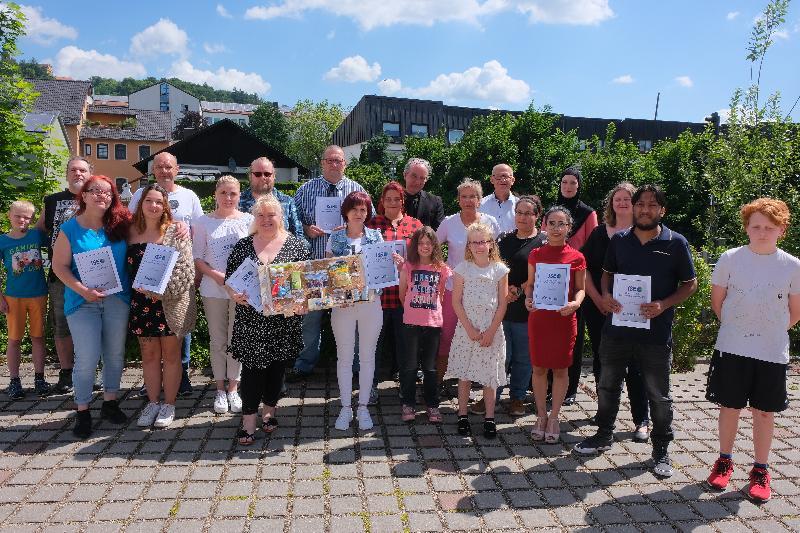 Die frischgebackenen Absolventen freuten sich mit ihren Ausbildern und Vertretern des Jobcenters über den erfolgreichen Abschluss ihrer Ausbildung zum/zur Pflegehelferin/-in. Bild: Uschald - Foto von Uschald