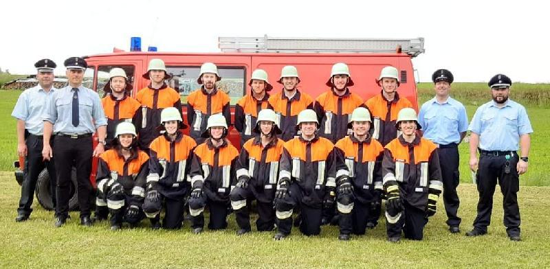 Zwei Löschgruppen der Weiherer Feuerwehr bestanden mit Bravour die Leistungsprüfung Löschaufbau/Bayern. Stehend v. l.: KBM Marco Weiß, 1. Kdt. Norbert Stangl, 2. Kdt. und Gruppenführer Phillip Birner, Tobias Schadl, Maschinist Sebastian Wendl, Max Heinrich, PeterHanauer, Markus Hanauer, Lukas Heinrich, Schiedsrichter Horst Kellner, KBM und Schiedsrichter Alexander Zeitler. Kniend v. l.: Manuela Wendl, Julia Wendl, Katharina Ott, Nicole Ott, Christoph Ott, Florian Ott und Jakob Schwab. - Foto von Werner Schulz
