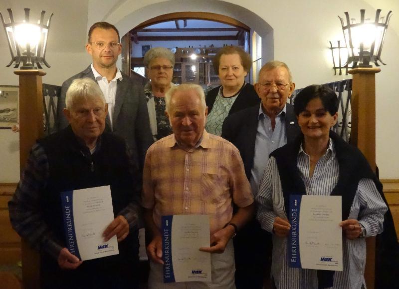 Auf der Tagesordnung der VdK-Jahreshauptversammlung stand auch die Ehrung langjähriger Mitglieder. Vorne v. l.: Peter Nitsche (25 J.), Alfons Siegert (25 J.), Vors. Leonhard Wischer, Bärbel Gruber (10 Jahre), hinten v. l.: 3. Bgm. Hermann Gebhard, Frauenbeauftragte Erna Brauner und VdK-Kreisvors. Marianne Kies-Baldasty - Foto von Werner Schulz