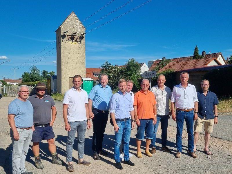 Dipl. Ing. Ferdinand Leidner, Seuss-Ingenieure 
Polier Christian Wallner, Baufirma Sommer 
3. Bgm. Hermann Gebhard
Stadträte Manuel Falk, Martin Merkl, Josef Luber, Rudolf Wild, Wolfgang Bosser, 
1.	Bgm. Hermann Falk, Stadtrat Tobias Meindl.
 - Foto von Gerhard Fleischmann