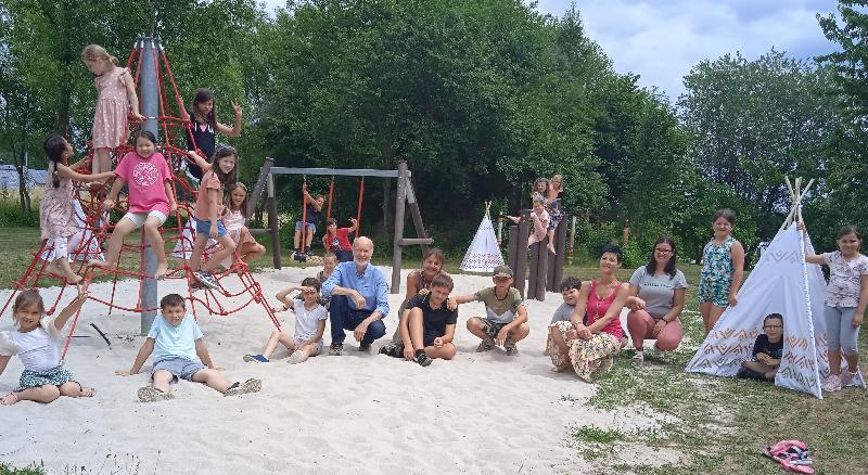 Die Schülerinnen und Schüler der Offenen Ganztagsschule freuen sich zusammen mit Leiterin Simone Neef (5. von rechts), Koordinatorin Herietta Sarok (4. von rechts), Steffi Klementa und dem Arbeiterwohlfahrt-Vorsitzenden Günther Amann (beide Bildmitte)  - Foto von Günther Amann