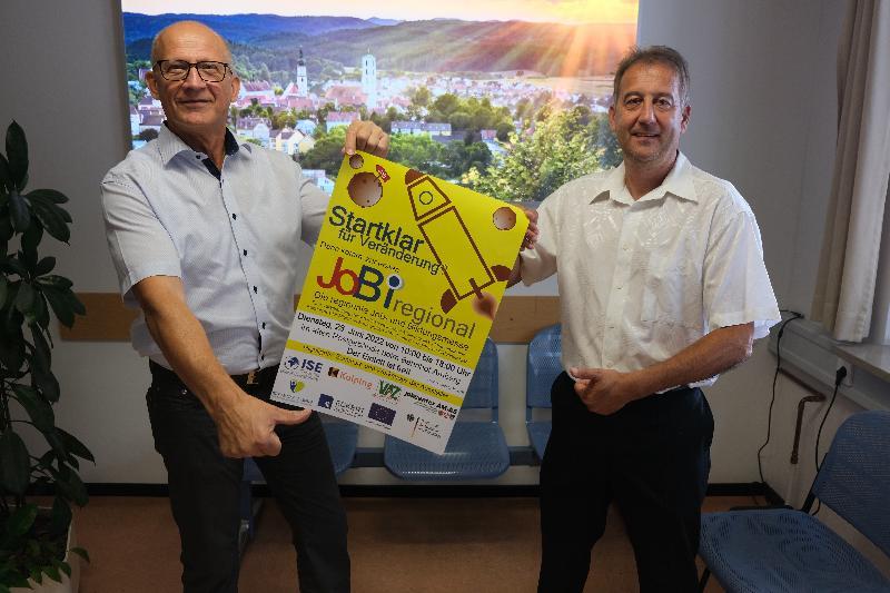 Sie organisieren die erste regionale Job- und Bildungsmesse (JoBi) am 28. Juni: ISE-Bildungskoordinator Peter Blendowski (links) und Rainer Liermann (rechts), Teamleiter Arbeitsvermittlung am Jobcenter Amberg-Sulzbach. Bild: Uschald - Foto von Uschald