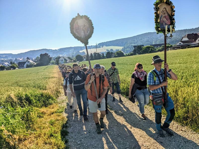 In Steiningloh führte der Weg an der neuen Norbert-Kapelle vorbei. - Foto von Fritz Dietl