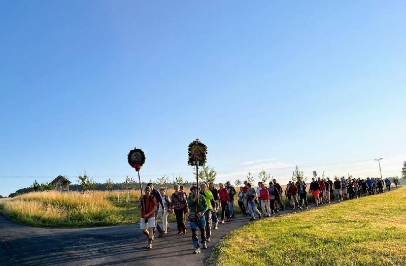 Nach Pilgersegen dem Maria-Hilf-Berg entgegen. 