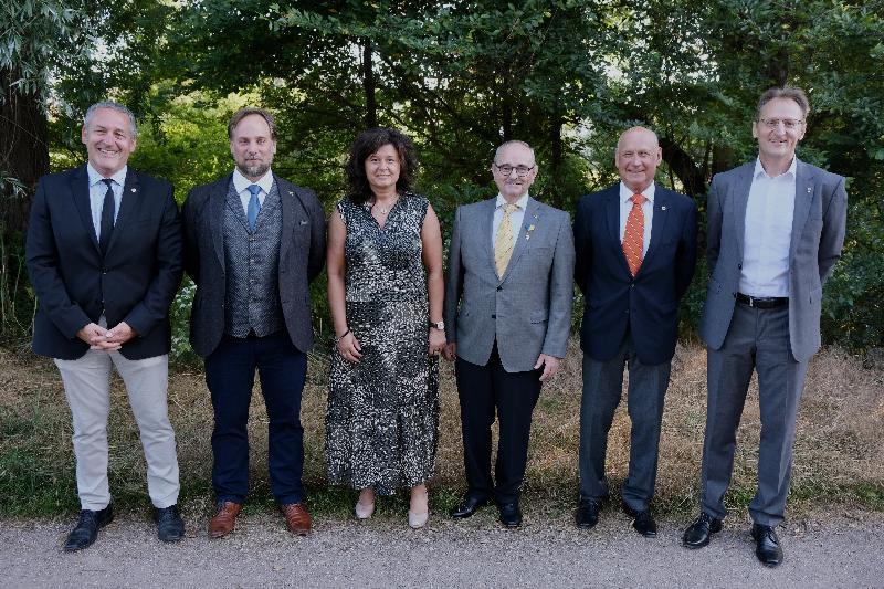 Im 28. Clubjahr leiten sie für 12 Monate die Geschicke des Lions-Club Amberg-Sulzbach (von links): Präsident Matthias Hahn, 1. Vizepräsident und Clubmaster Sascha Richterstetter, 2. Vizepräsidentin Christine Arnold, Schatzmeister Hans Fürnkäs, Past-Präsident Gustl Walleter und Clubsekretär Dr. Stefan Huber.  - Foto von Uschald