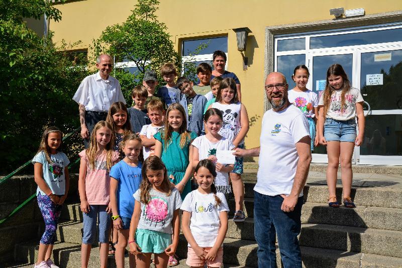 Michael Sandner (vorne re.) freute sich über die Spende der Hirschauer Kommunionkinder. Bei der Übergabe dabei, Pfarrer Johann Hofmann (hinten li.) und Gemeindereferentin Barbara Schlosser (hinten Mitte). - Foto von Fritz Dietl