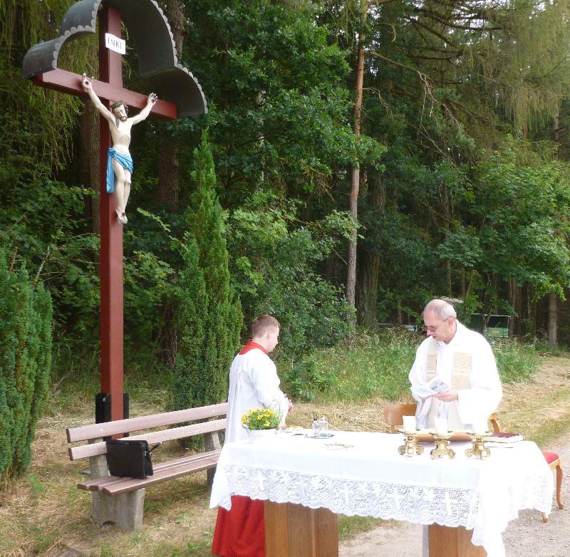 Die Angehörigen der Pfarrfiliale Weiher sind am heutigen Freitag, 24. Juni, um 18 Uhr zur Feier eines Feldgottesdienstes beim sog. „Roten Kreuz“ eingeladen. Nach dem Gottesdienst erfolgt die Segnung des neu restaurierten Feldkreuzes. - Foto von Werner Schulz