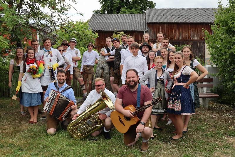 Mit Recht waren die Burgstaller stolz auf ihre feschen Kirwapaare, die beim Baumaustanzen eine gute Figur machten und dabei von den „Remerschnalzern “ musikalisch begleitet wurden. Links im Bild mit Blumenstrauß bzw. Liesel das Oberkirwapaar Carina Hüttner und Michael Dotzler. - Foto von Werner Schulz