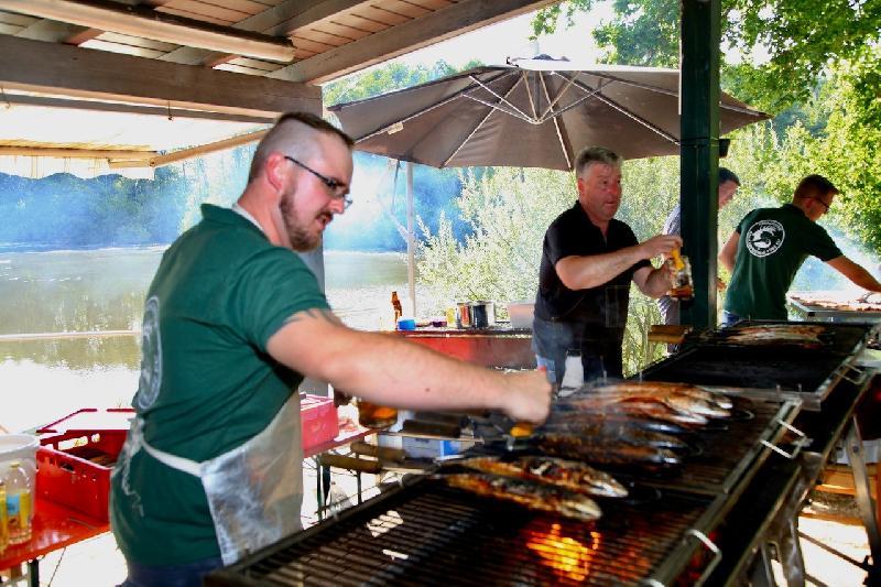 Anglerfreunde zwei Tage in Feierlaune