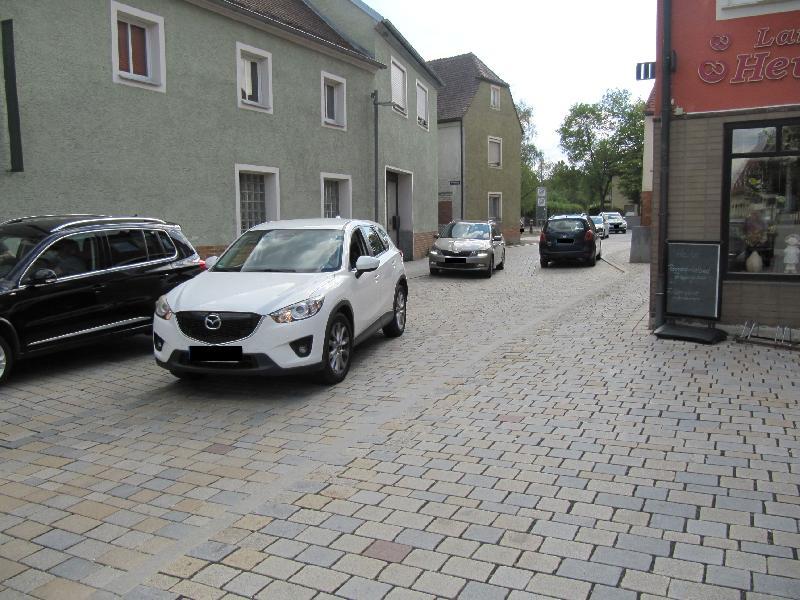 Eine weitere Verengung zugunsten der Verbreiterung des linken Gehwegs bei der  Innstadteinfahrt fand keine Mehrheit. Das Bild zeigt, dass es dort jetzt schon zu Problemen im Begegnungsverkehr kommt - Foto von Gerhard Fleischmann