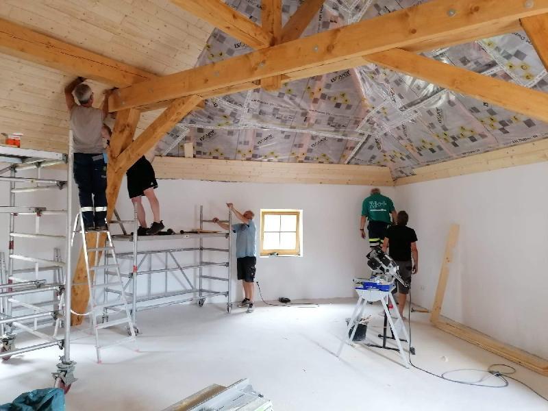 Beim Ausbau ihres neuen Jugend- und Übungsraumes in der Alten Mälzerei legen sich die Trachtenvereinsmitglieder kräftig ins Zeug. Letzte Woche wurde die Holzdecke angebracht. V. l.: Manfred Kindzorra, Tomas Svensson, Alfred Naber, Franz Dolles und Rudi Finster. - Foto von Werner Schulz