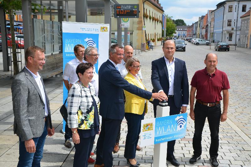 Mit vereinten Kräften wurde der 40 000ste BayernWLAN-Hotspot am Hirschauer Infopoint freigeschaltet. V. li. Bürgermeister Falk, MdB Hierl und Staatsminister Füracker. - Foto von Fritz Dietl