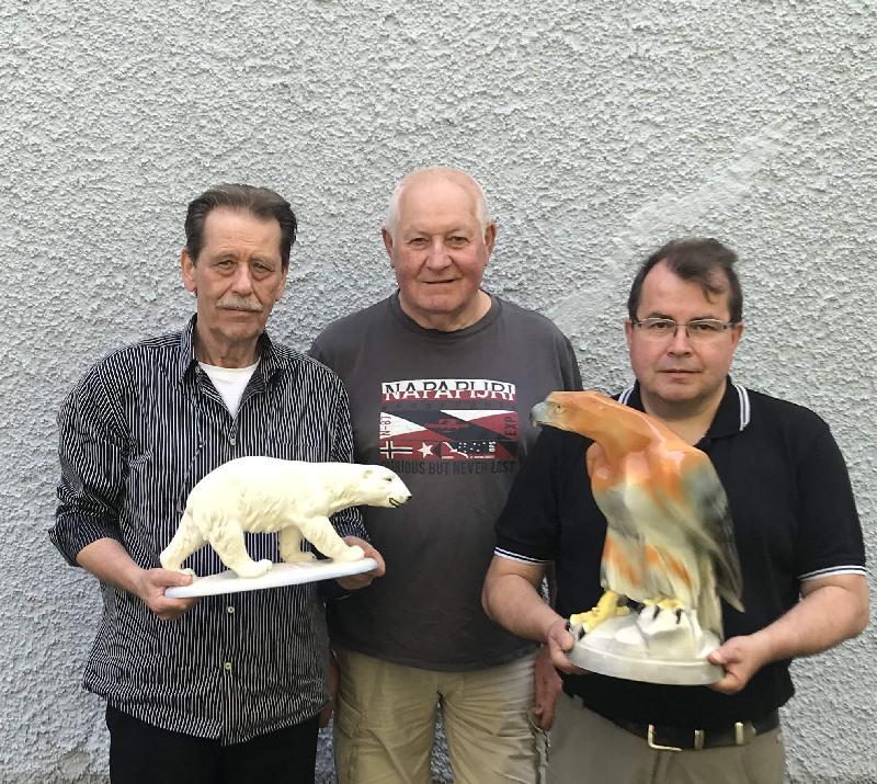 Der Festspielverein plant ab Oktober 2022 in der Alten Mälzerei eine Sonderausstellung „Figuren“, insbesondere „Tierfiguren“ aus der Hirschauer Steingutproduktion. Die Bevölkerung ist aufgerufen, solche Figuren als Leihgaben zur Verfügung zu stellen. V. l.: Sammler Carlo Herpich, Ausstellungsinitiator Altbürgermeister Hans Drexler und Pfarrer Klaus Haußmann. - Foto von Werner Schulz