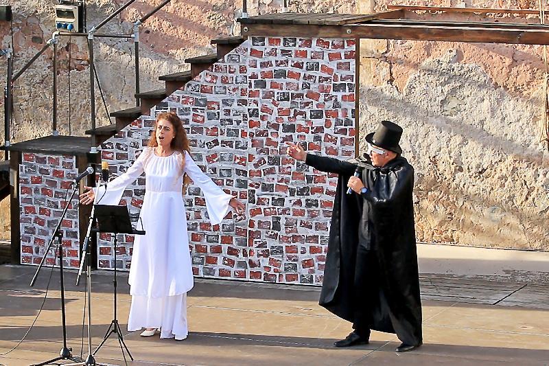 Eine beeindruckende Vorstellung bot die Sopranistin Jana Müller beim Musicalabend im Hirschauer Schlosshof, hier als Christine beim Duett „Phantom der Oper“, bei dem Pianist Roman Podokschik in die Rolle des Phantoms schlüpfte. - Foto von Werner Schulz