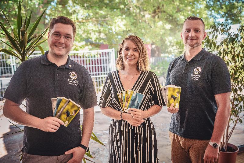 Stefan Fuchs (links) und Präsident Michael Golinski von Round Table Amberg (rechts) überraschten Jasmin Kummert vom SkF Amberg mit kostenlosen Eintrittskarten für den Nürnberger Zoo. Bild: Uschald - Foto von Uschald