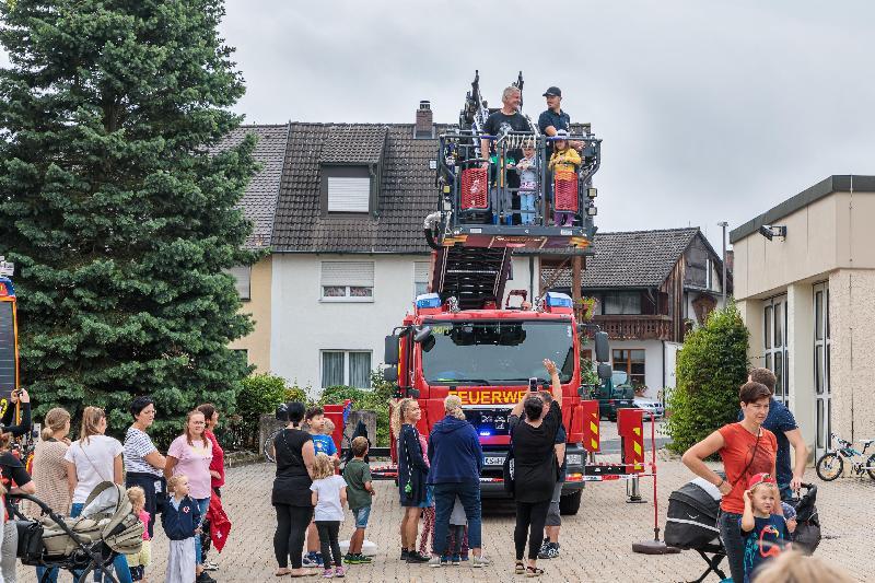 Beim Spielenachmittag der Freiwilligen Feuerwehr herrschte an der Drehleiter ständig Riesenandrang. Ob Klein, ob Groß, alle wollten - von einem Feuerwehrmann begleitet – im Drehleiterkorb hinauf in luftige Höhen und den Blick über das Geschehen im Feuerwehrhof, ja über Hirschau genießen. - Foto von Werner Schulz