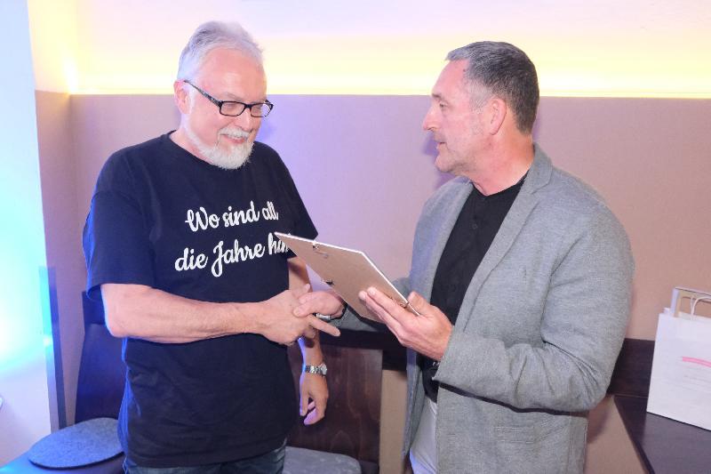 50 Jahre und 16 Tage arbeitete Peter Dotzler (links) bei der Firma Hellbach. Nun wurde er von Inhaber Matthias Hahn (rechts) mit der Ehrenurkunde und der Goldenen Ehrennadel der Handwerkskammer verabschiedet. - Foto von Uschald