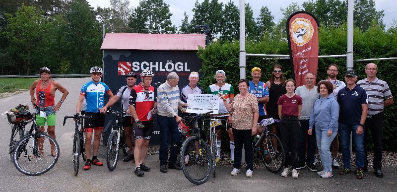 Beim 18. Pirker Kreisel machten sich am Samstag 196 Teilnehmer auf den 29,5 Kilometer langen Rundkurs und legten die Gesamtstrecke von 12 715 Kilometer zurück. Dank der Sponsoren ersportelten sie die Summe von 4 250 Euro. Africa-Luz-Vorsitzender Prof. Dr. Dieter Dausch (5.v.l.) und Chef-Organisatorin Bärbel Birner (8.v.l.) nahmen den Spendenscheck dankend entgegen. Mit im Bild der Kreisel-Gründer Josef Böller (4.v.l.). - Foto von Werner Schulz