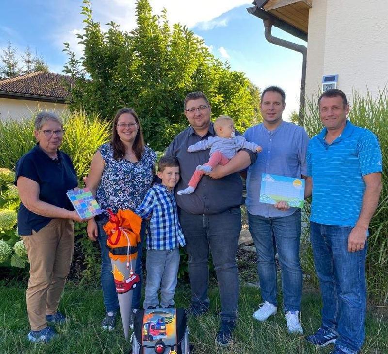 26 ABC-Schützen bekamen zum Schulstart Besuch von Mitgliedern des SPD-Ortsvereins. Zum fünften Mal erhielten die Schulneulinge den „SchnoiPl“ überreicht. V. l.: AsF-Beauftragte Bärbel Grützner, Carmen Bast, Jonas Bast, Florian Bast mit Emily, SPD-Ortsvors. Daniel Hutzler und 2. Bürgermeister Uwe Bergmann - Foto von Werner Schulz