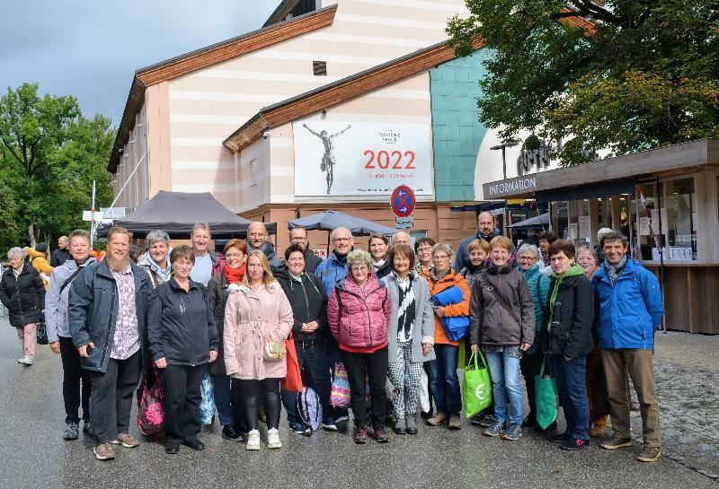 Teilnehmer der Fahrt nach Oberammergau, vor dem Passionstheater.
Viele Grüße
 - Foto von Fritz Dietl