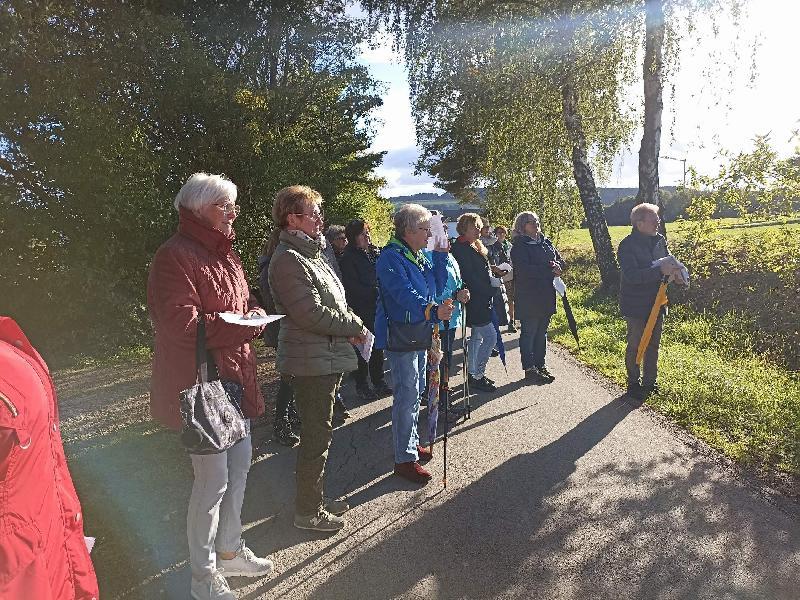 Bibelwanderungen gehören alle Jahre zum Programm des Katholischen Frauenbundes. Dieses Mal hatte die Bezirksvorsitzende Margarete Hirsch dafür den Kreuze-Weg in Etsdorf ausgewählt. Dekan Dr. Christian Schulz (r.) gelang es eindrucksvoll, an jeder Station das Zeichen des Kreuzes anhand von Bibelstellen neu zu interpretieren. - Foto von Werner Schulz