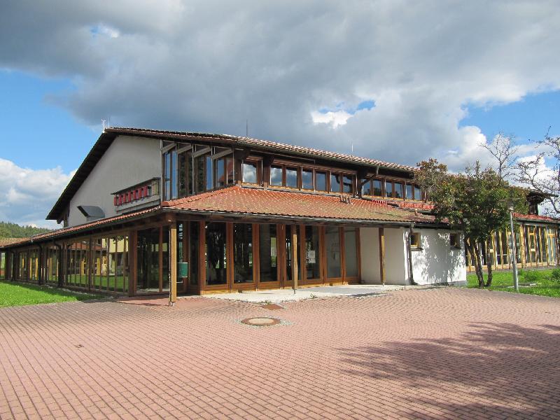 Auch künftig können die Hirschauer Vereine die Schulturnhalle kostenfrei nutzen. Dem Stadtrat ist die Förderung der Vereinsangebote das wert. - Foto von Gerhard Fleischmann