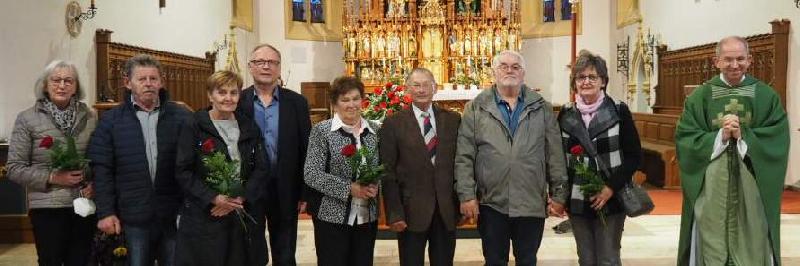 Anlässlich ihrer Ehejubiläen feierten vier Jubelpaare der Pfarreien Hirschau und Ehenfeld mit Stadtpfarrer Johann Hofmann (r.) in der Stadtpfarrkirche einen Dankgottesdienst. V. l.: Elfriede u. Johann Rumpler (40 J.), Waltraud u. Johann Birner (30 J.), Anna u. Hermann Gebhard (55 J.), Michael u. Elisabeth Guist (50 J.). - Foto von Werner Schulz