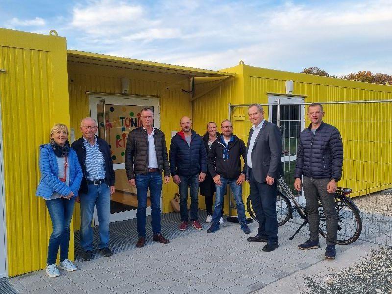 Kindergartenleiterin Evelyn Högl links freut sich über den Besuch des  Bauauschusses des Hirschauer Stadtrats mit 1.Bürgermeister Hermann Falk (3.vom links). Der Start ins neue Kindergartenjahr im knallgelben  Prvisorium für den Antoniuskindergarten ist gelungen. Im Frühjahr soll die Außenspielfläche  noch deutlich besser ausgestattet werden. - Foto von Gerhard Fleischmann