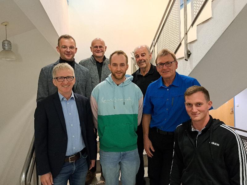 Einstimmig wählte der TuS Hirschau die neue Führungsmannschaft aus erfahreen un neuen Kräften
Namen sind vorne von links nach rechts:
Klaus Wild, Kassenwart
Dominik Losch, Vorstandsteam
Walter Fleischmann, Vorstandsteam
Andreas Losch, Jugendwart
 
Hintere Reihe:
3. BGM Hermann Gebhardt
Manfred Groher, Vorstandsteam
Wolfgang Weih, Kassenprüfer - Foto von Gerhard Fleischmann