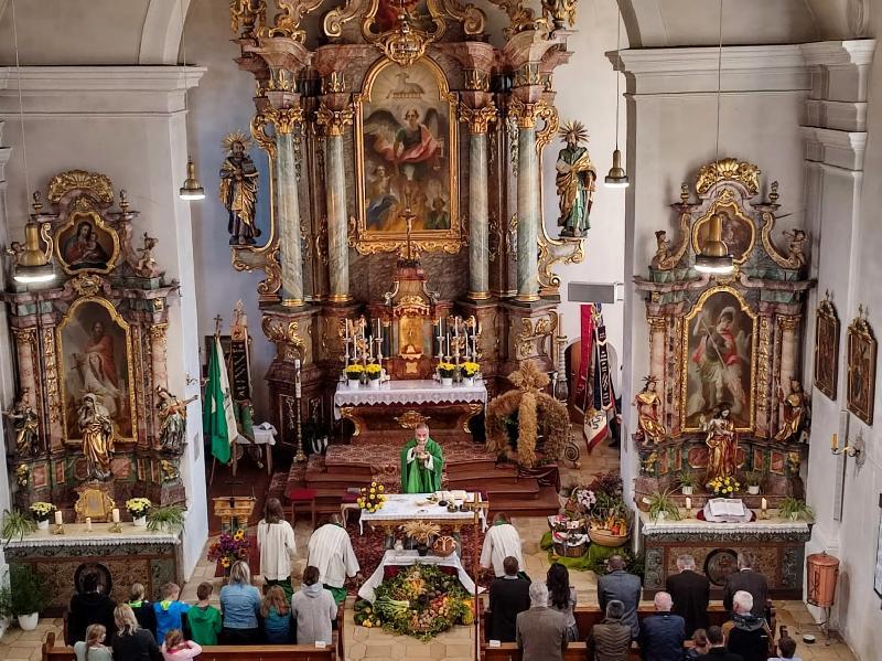 Pfarrer Irlbacher zelebrierte den Festgottesdienst in der Ehenfelder Pfarrkirche St. Michael. - Foto von Fritz Dietl