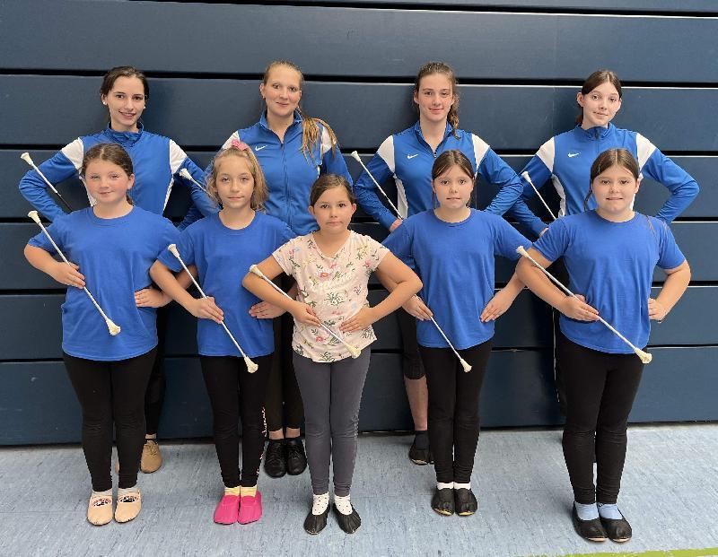 Die Majoretten des Musikzugs wollen den Tanz- und Leistungssport wieder intensivieren. Daher nahmen letztes Wochenende die Mädchen und jungen Damen in Wetzlar an Workshops und Prüfungen des Deutschen Twirlingverbandes teil. Vorne v. l.: Tereza Josezus, Kimberly Kapela, Nele Potsch, Sophia Riß und Julia Cotoi, hinten v. l.: Marie Giehrl, Katharina Stein, Sabrina Gnan und Sophia Cotoi. - Foto von Werner Schulz