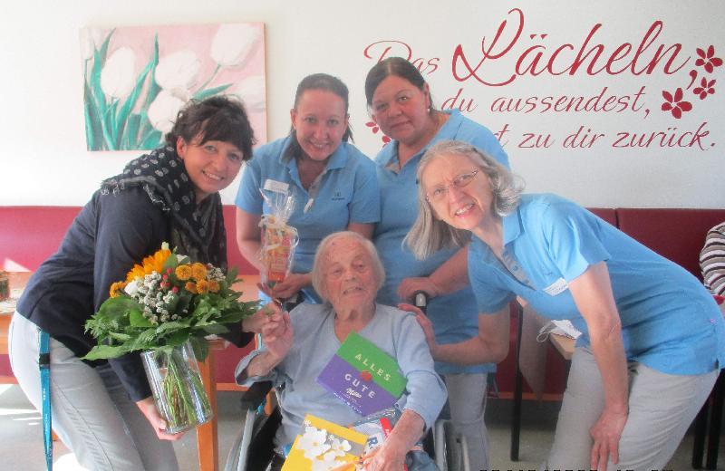 Ihren 103. Geburtstag konnte Therese Kountz (sitzend) letzte Woche im Seniorenzentrum Evergreen feiern. Dazu gratulierten ihr v. l.: Einrichtungsleiterin Annett Schmerbauch und die Betreuungsassistentinnen Veronika Kizilok, Jana Schweiger und Ingrid Queren. - Foto von Werner Schulz