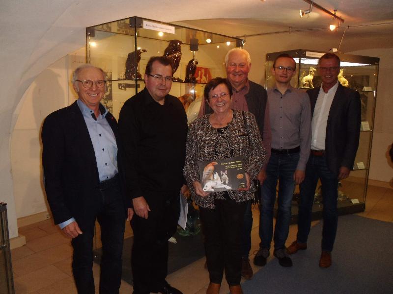 Letzten Samstag wurde in der Alten Mälzerei die Ausstellung „Hirschau – Keramik – Figuren“ eröffnet. V. l.: Stellv. Festspielvereinsvors. Alfred Härtl, Ausstellungsinitiator Pfarrer Klaus Haußmann, 2. Bürgermeisterin Bärbel Birner, Altbürgermeister Hans Drexler, Festspielvereinsvors. Ludwig Koller und 1. Bürgermeister Hermann Falk. - Foto von Werner Schulz