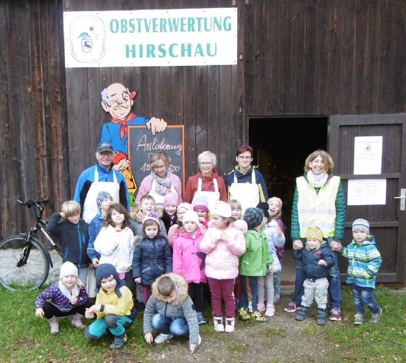 Roland Maier (hinten l.), der Vorsitzende des Obst- und Gartenbauvereins, erklärte den Mädchen und Jungen das Prozedere der Apfelsaftherstellung. Unterstützt wurde er dabei von Irene Schwinger (2.v.l.), Gabi Meindl (hinten Mitte) und Birgit Panzer (hinten 2.v.r.). Mit im Bild: Erzieherin Heidi Neudecker (r.). - Foto von Werner Schulz