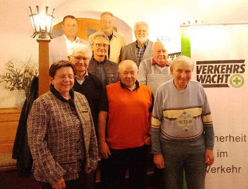 Zum Bedauern von Verkehrswachtvorsitzendem Hubert Ritz (oben) rechts waren nur fünf der 35 Jubilare der Einladung zur Mitgliederehrung gefolgt. Vorne v. l.: 2. Bürgermeisterin Bärbel Birner (Hirschau), Hans Moosburger (50 J.), Eduard Pfab (50 J.) und Rudolf Grill (25 J.), 2. Reihe v. l.: Erhard Neudecker (25 J.) und Franz Schlosser (50 J.), hintere Reihe v. l.: 2. Bürgermeister Uwe Bergmann (Schnaittenbach), Kreisverkehrswacht-Vors. Gernot Schötz und Hubert Ritz. - Foto von Werner Schulz