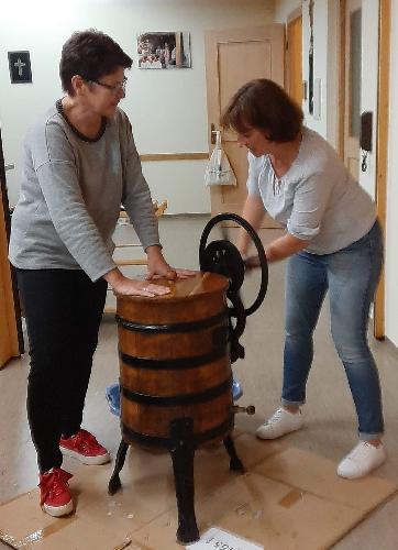 Die beiden Vorsitzenden Angela Schreiner (r.) und Ulrike Mutzbauer (l.) mussten sich kräftig ins Zeug legen, um die 30 Liter Rahm zu Butter zu machen. - Foto von Werner Schulz