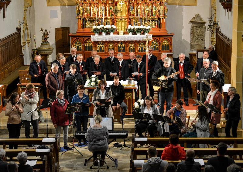 Die beiden Chöre beim Abschlusslied in der Hirschauer Pfarrkirche - Foto von Fritz Dietl