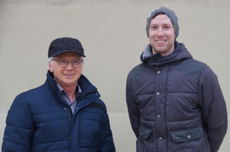 Ohne Alfred Härtl (l.), den Gewerbeverbandsvorsitzenden, ist der Lebendige Adventskalender so gut wie nicht denkbar. Als „Mann der ersten Stunde“ hat er noch keinen Fensterlabend verpasst, sondern stets dafür gesorgt, dass die Technik funktioniert. Michael Meier (r.), der Trachtenvereinsvorsitzende, hat es mit seinem Team erneut geschafft, sowohl Geschäftsleute für das Dekorieren ihrer Schaufenster als auch Mitwirkende für die Gestaltung des Rahmenprogramms zu gewinnen. - Foto von Werner Schulz