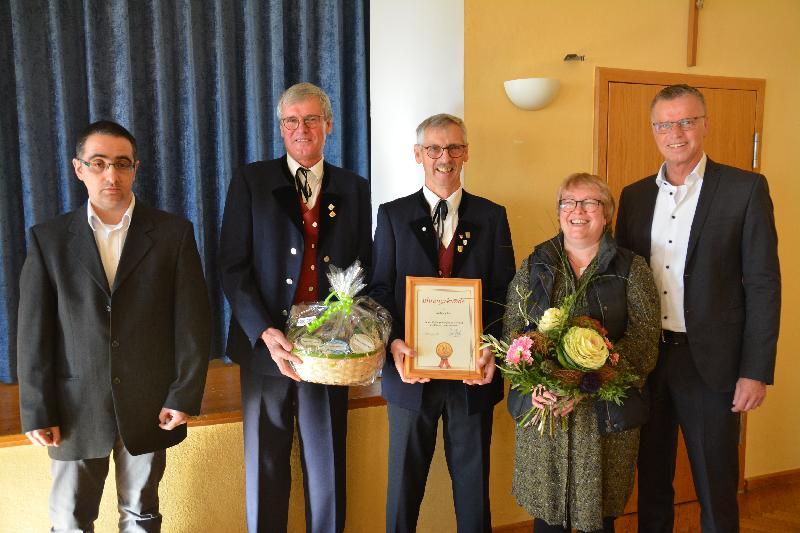 Dank für 30 Jahre Vorstandschaft beim Männerchor Ehenfeld. V. li. Der Geschäftsführer der Sängergruppe Amberg, Christian Fink, 2. Vorsitzender Sepp Falk, der Geehrte Wolfgang Falk, seine Frau Christine und Bürgermeister Hermann Falk. - Foto von Fritz Dietl