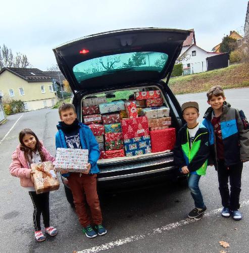 Der Elternbeirat des Marienkindergartens/Haus des Kindes ergriff heuer wieder die Initiative zur Unterstützung der „Aktion Pomoc“. Die Kinder waren mit Feuereifer bei der Sache. Am Ende konnten 97 Päckchen zur Abgabestelle in Atzlricht gebracht werden.  - Foto von Werner Schulz