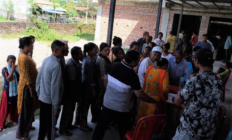 Vor dem mit Spenden von Africa-Luz erbauten Krankenhaus in Sauraha wartete eine Menschenschlange darauf, von einer einheimischen Augenärztin untersucht zu werden – kostenlos. - Foto von Werner Schulz