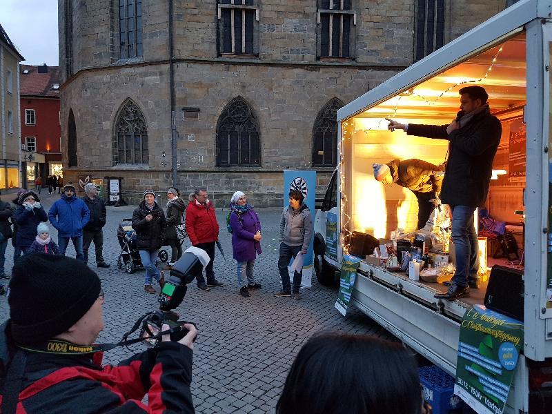 Heuer rechtzeitig vor den Weihnachtseinkäufen und nach Corona wieder live findet am Sonntag, 4. Dezember, die Christbaumversteigerung von Round Table Amberg mit „Marktschreier“ Andreas Diehl auf dem Amberger Weihnachtsmarkt statt. Archivbild: Uschald - Foto von Uschald