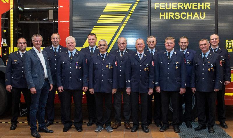 Beim Ehrungsabend wurden langjährige und verdiente Feuerwehrleute wegen Erreichen der Altersgrenze oder aus persönlichen Gründen aus dem aktiven Dienst verabschiedet. V. l.: KBM Marco Weiß, Bürgermeister Hermann Falk, 1. Kommandant Sebastian Jasinsky, Konrad Meyer, 2. Kommandant Claus Meyer, Günter Heidl, Franz Birner, Jürgen Scheffmann, Werner Gebert, Albert Sterk, 1. Vorstand Michael Schuminetz und 2. Vorstand Thomas Maier. - Foto von Werner Schulz