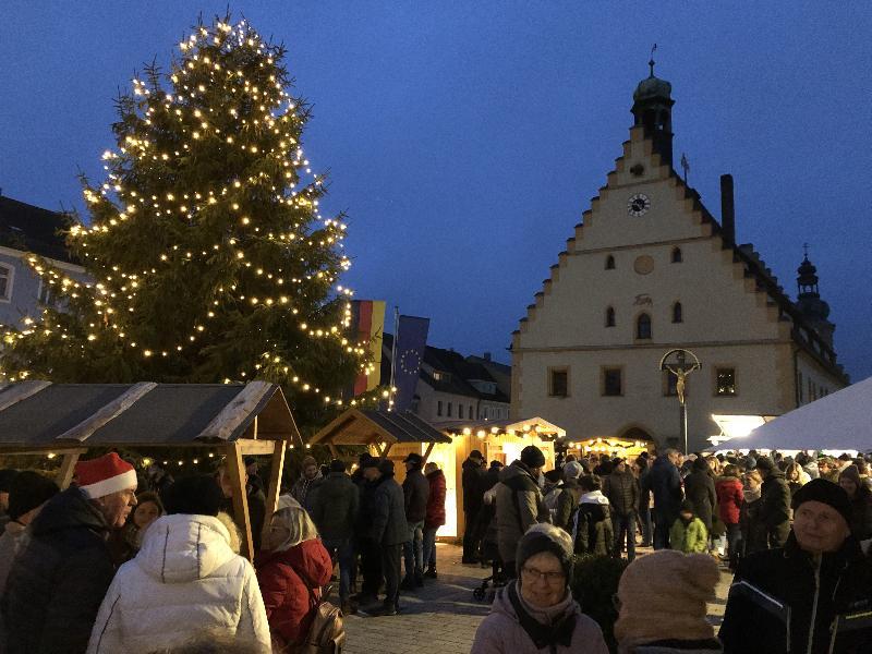 An beiden Tagen sehr gut besucht war der Weihnachtsmarkt nach der langen Coronazwangspause. - Foto von Josef Birner